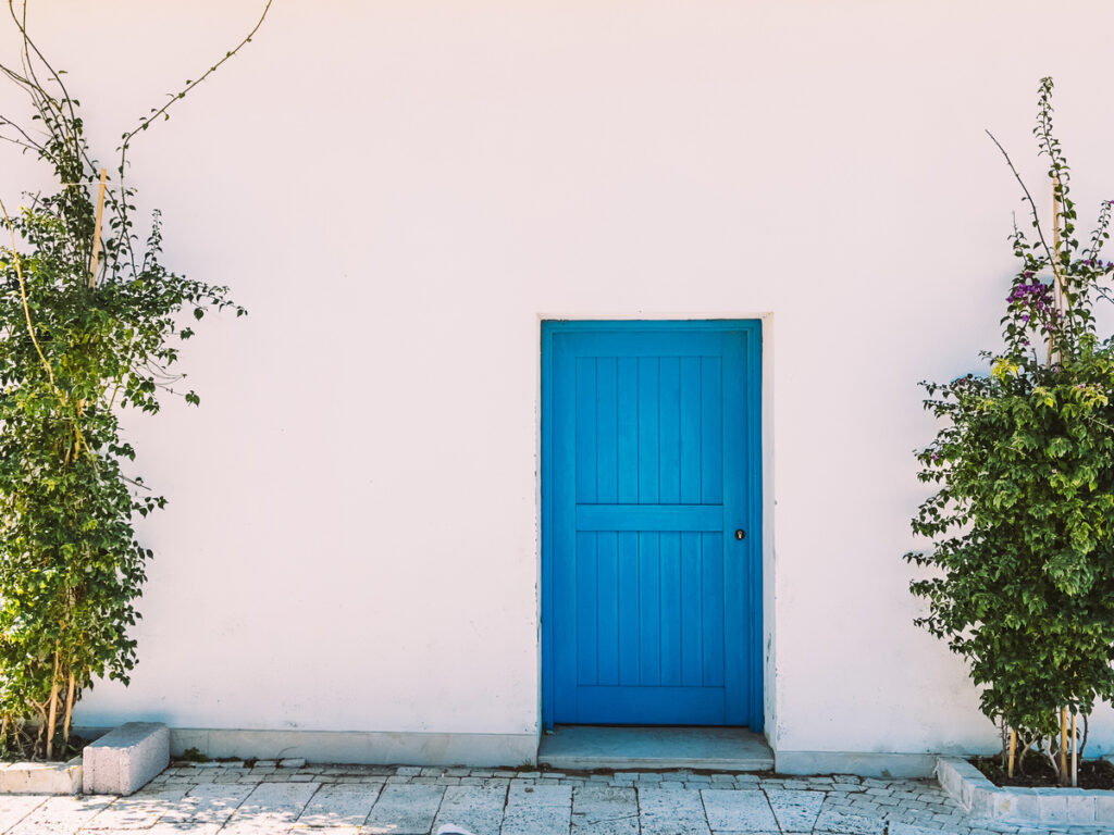 Une porte d'entrée de couleur bleue